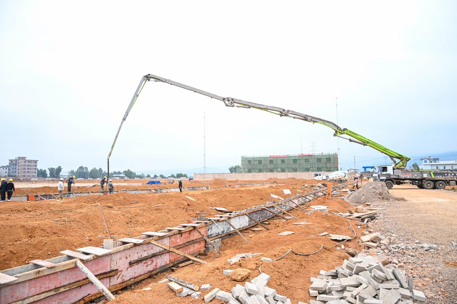 弥勒宇星钻石产业园项目地一片忙碌施工景象